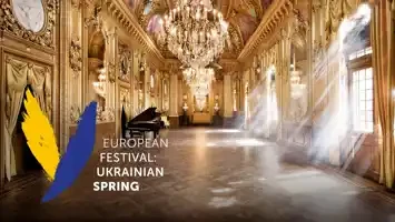 En ukrainskt symbol över en bild av en pampig salong.