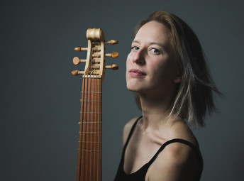Anna Danilevskaia, vihuela de arco