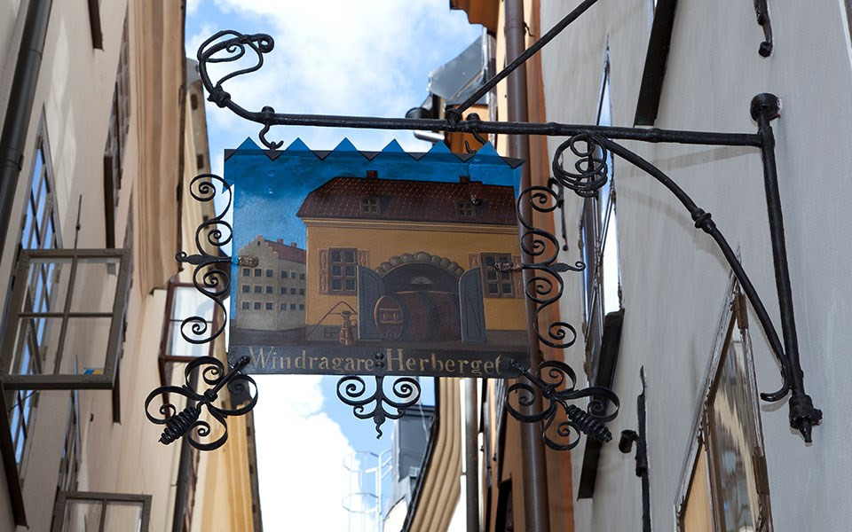 Skylt till Vindragarnas härbärge, Stora Hopare gränd 6 i Gamla stan.