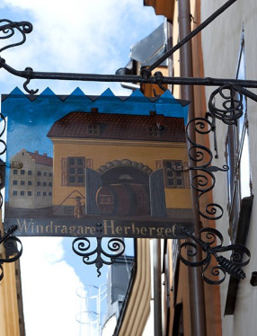 Skylt till Vindragarnas härbärge, Stora Hopare gränd 6 i Gamla stan.