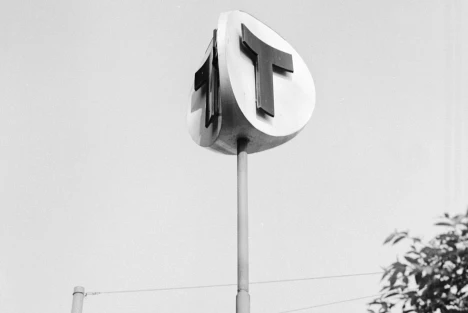 Den första trekantiga skylten med T-emblem, år 1957