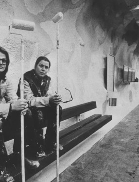 Konstnärerna Gösta Wessel och Karin Eek smyckade Tbanestationen i Mörby Centrum.