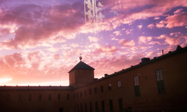 Lila kvällshimmel över museibyggnad