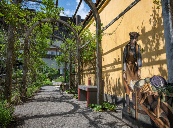 Lövgång i Vasamuseets trädgård.