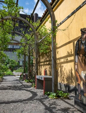 Lövgång i Vasamuseets trädgård.