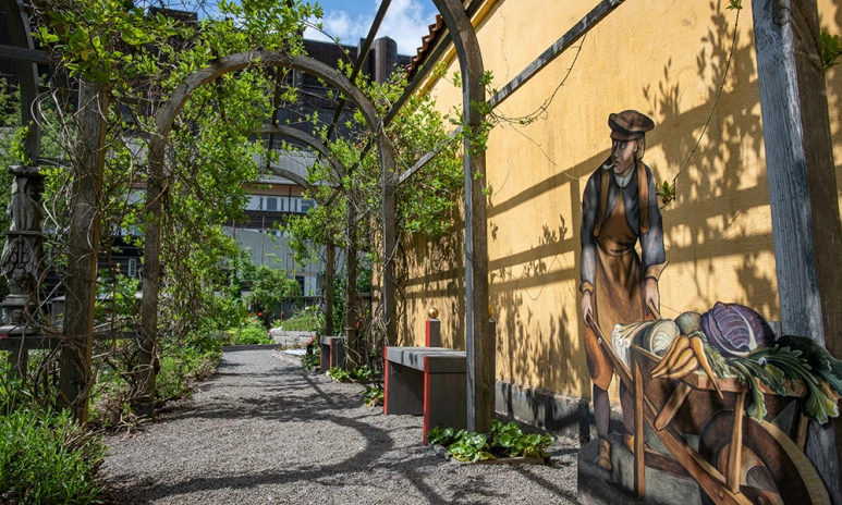 Lövgång i Vasamuseets trädgård.