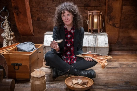 Pedagog på Vasamuseet visar upp olika föremål.