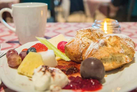 Afternoon tea-tallrik med scones, ost, marmelad m.m.