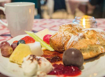Afternoon tea-tallrik med scones, ost, marmelad m.m.