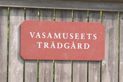 Skylt i Vasamuseets trädgård.