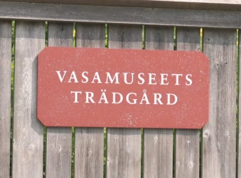 Skylt i Vasamuseets trädgård.