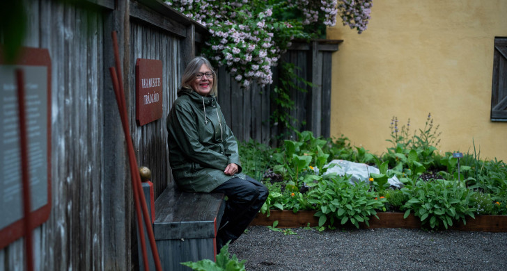 Vasamuseets trädgårdsexpert i museets trädgård.