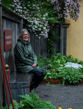 Vasamuseets trädgårdsexpert i museets trädgård.