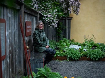 Vasamuseets trädgårdsexpert i museets trädgård.