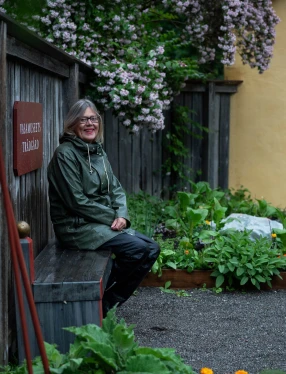 Vasamuseets trädgårdsexpert i museets trädgård.