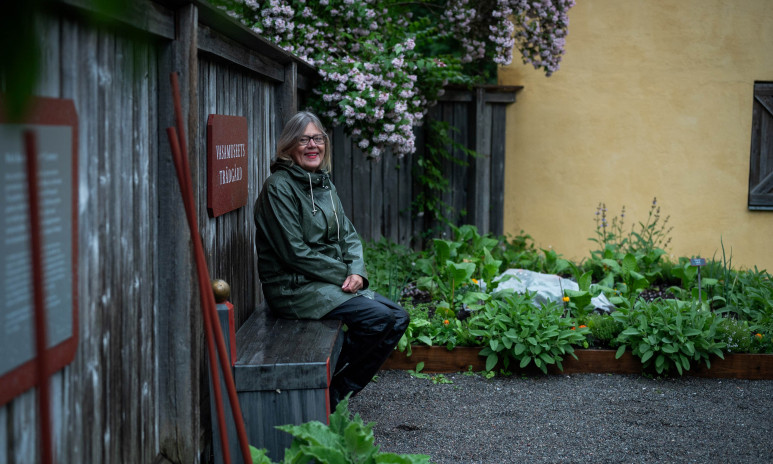Vasamuseets trädgårdsexpert i museets trädgård.
