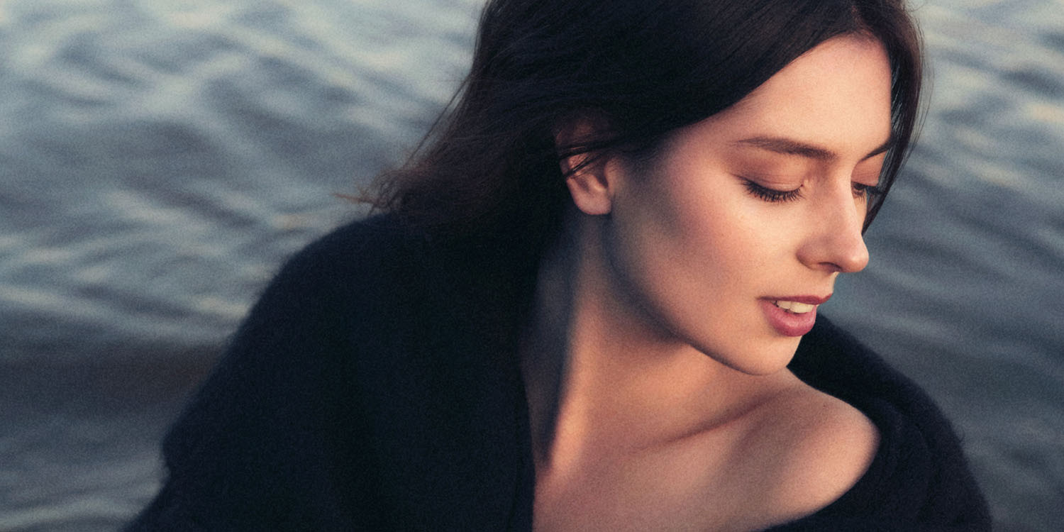 Foto av sångerskan Emmalisa Hallander.