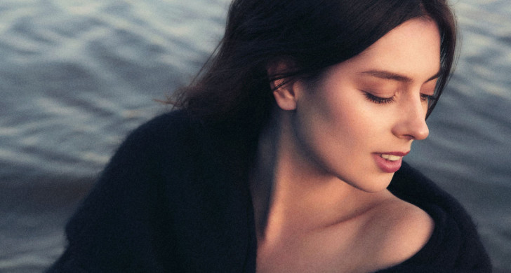 Foto av sångerskan Emmalisa Hallander.