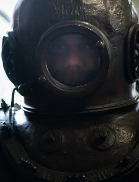 Person med dykhjälm.