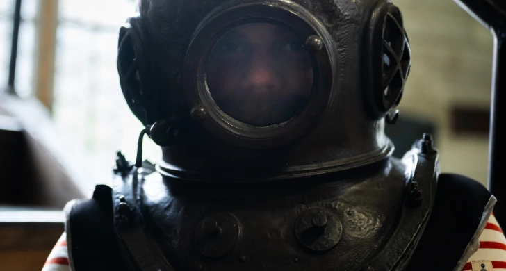 Person med dykhjälm.