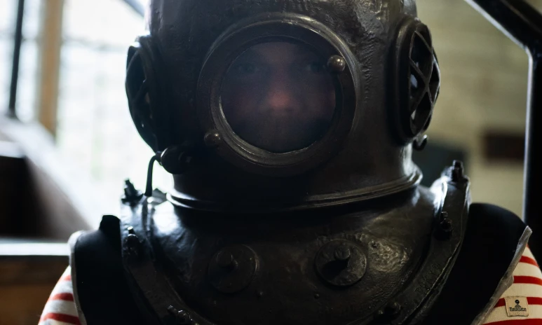 Person med dykhjälm.