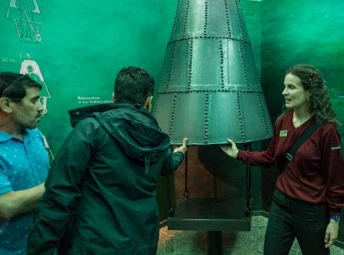 Guide vid kopia av dykarklocka på Vasamuseet.