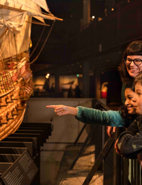 Familjebesökare på Vasamuseet.