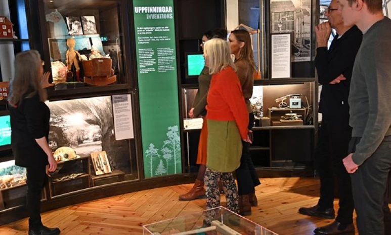 Visning i nya basutställningen UPP_LEV!.