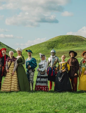 En grupp människor i historiska dräkter