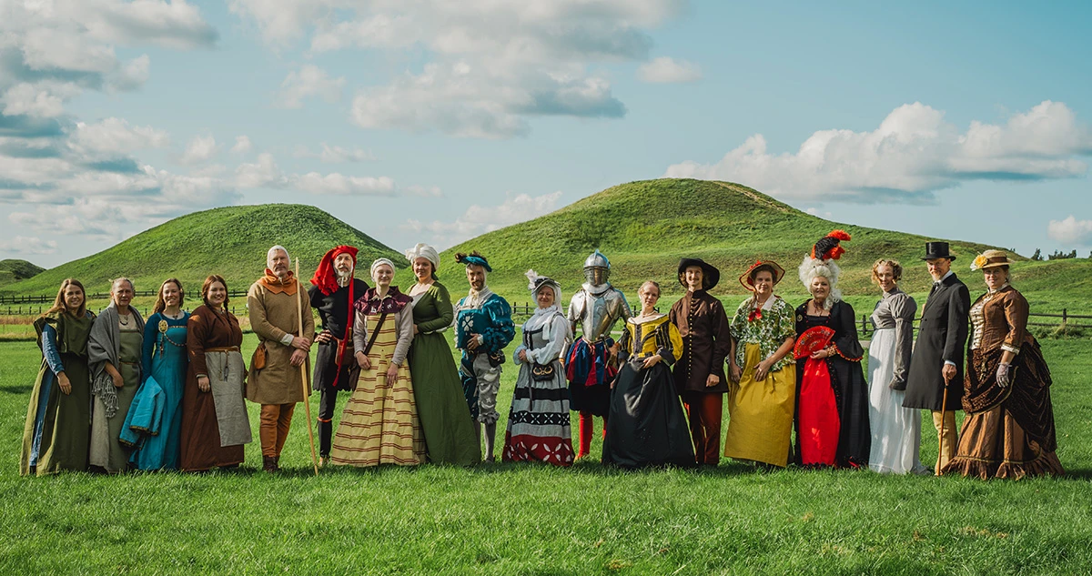 En grupp människor i historiska dräkter