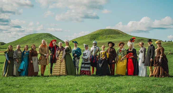 En grupp människor i historiska dräkter