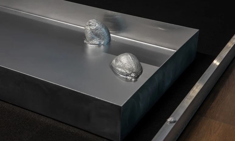 Ett kar med aluminiumfärgade citroner.