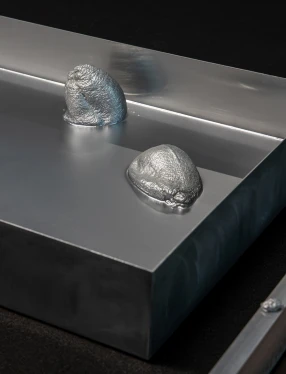 Ett kar med aluminiumfärgade citroner.