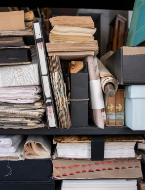 Bokhylla med många olika sorters böcker. Fotografi.