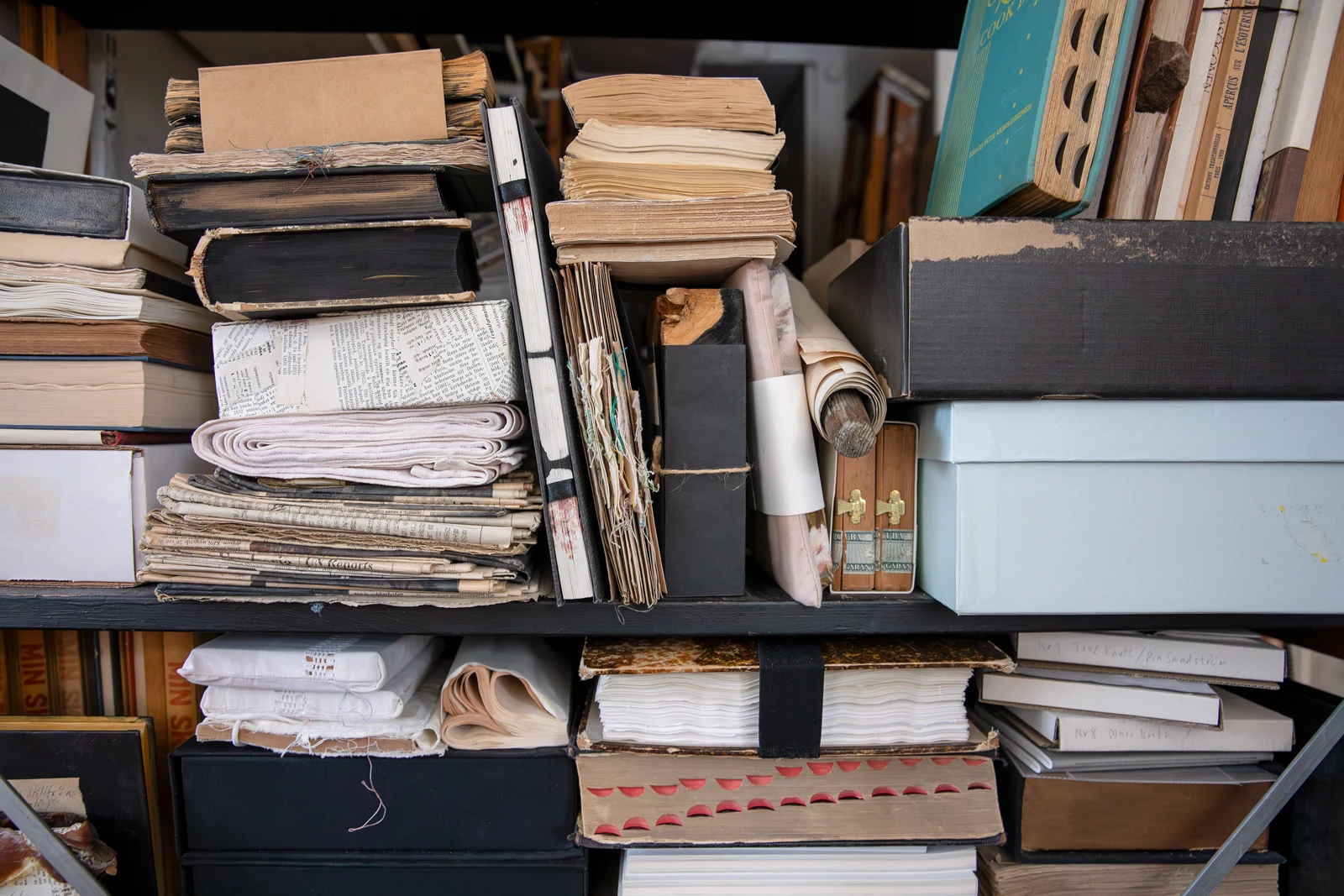 Bokhylla med många olika sorters böcker. Fotografi.