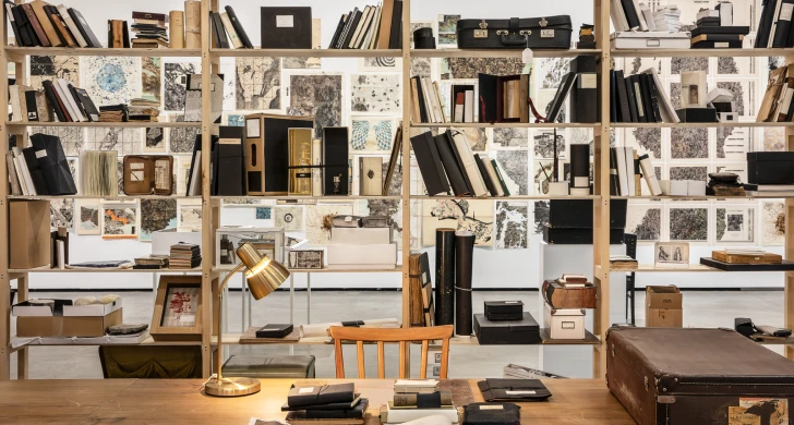 Skrivbord, bokhylla, skrivbordslampa.