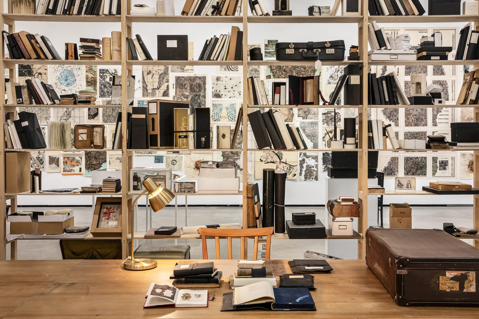 Skrivbord, bokhylla, skrivbordslampa.