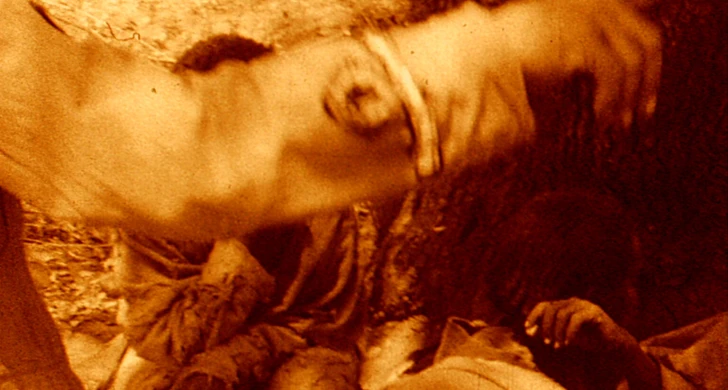 Filmstillbild med uniformerad hand som pekar