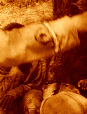 Filmstillbild med uniformerad hand som pekar