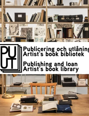 Ett skrivbord med en bokhylla bakom. En stor logotyp mitt i bild.