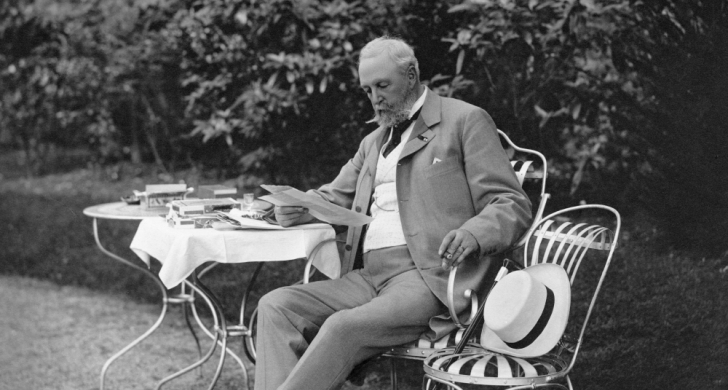 Oskar II läsande i en trädgård i Paris, år 1900. Ur Bernadottebibliotekets fotosamling
