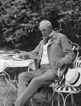 Oskar II läsande i en trädgård i Paris, år 1900. Ur Bernadottebibliotekets fotosamling