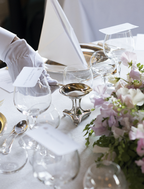 Drottningholms slott. Prinsessan Adriennes dop den 8 juni 2018. Lunchdukningen i Karl XI:s galleri färdigställs.