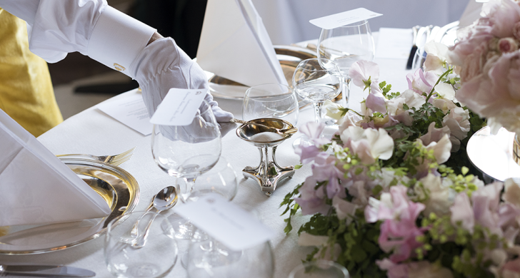 Drottningholms slott. Prinsessan Adriennes dop den 8 juni 2018. Lunchdukningen i Karl XI:s galleri färdigställs.