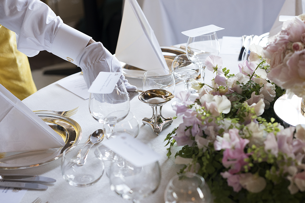 Drottningholms slott. Prinsessan Adriennes dop den 8 juni 2018. Lunchdukningen i Karl XI:s galleri färdigställs.