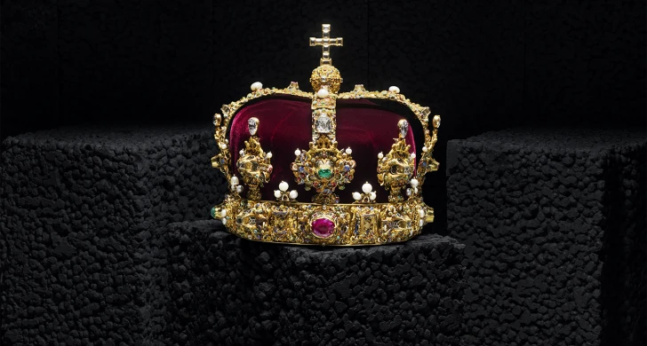 Erik XIV:s krona. Den nuvarande kungakronan tillverkades till Erik XIV:s kröning 1561 av den flamländske guldsmeden Cornelis ver Weijden i Stockholm.