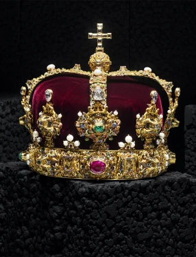 Erik XIV:s krona. Den nuvarande kungakronan tillverkades till Erik XIV:s kröning 1561 av den flamländske guldsmeden Cornelis ver Weijden i Stockholm.