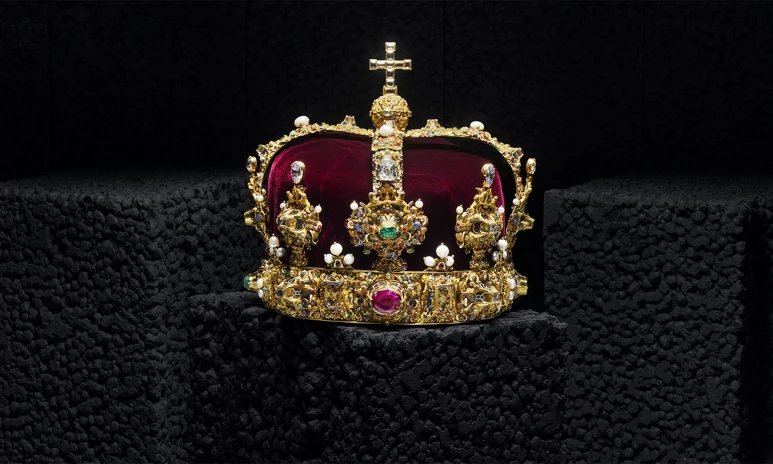 Erik XIV:s krona. Den nuvarande kungakronan tillverkades till Erik XIV:s kröning 1561 av den flamländske guldsmeden Cornelis ver Weijden i Stockholm.