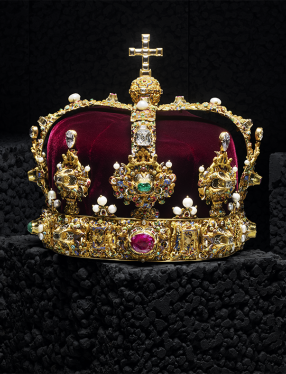 Erik XIV:s krona. Den nuvarande kungakronan tillverkades till Erik XIV:s kröning 1561 av den flamländske guldsmeden Cornelis ver Weijden i Stockholm.