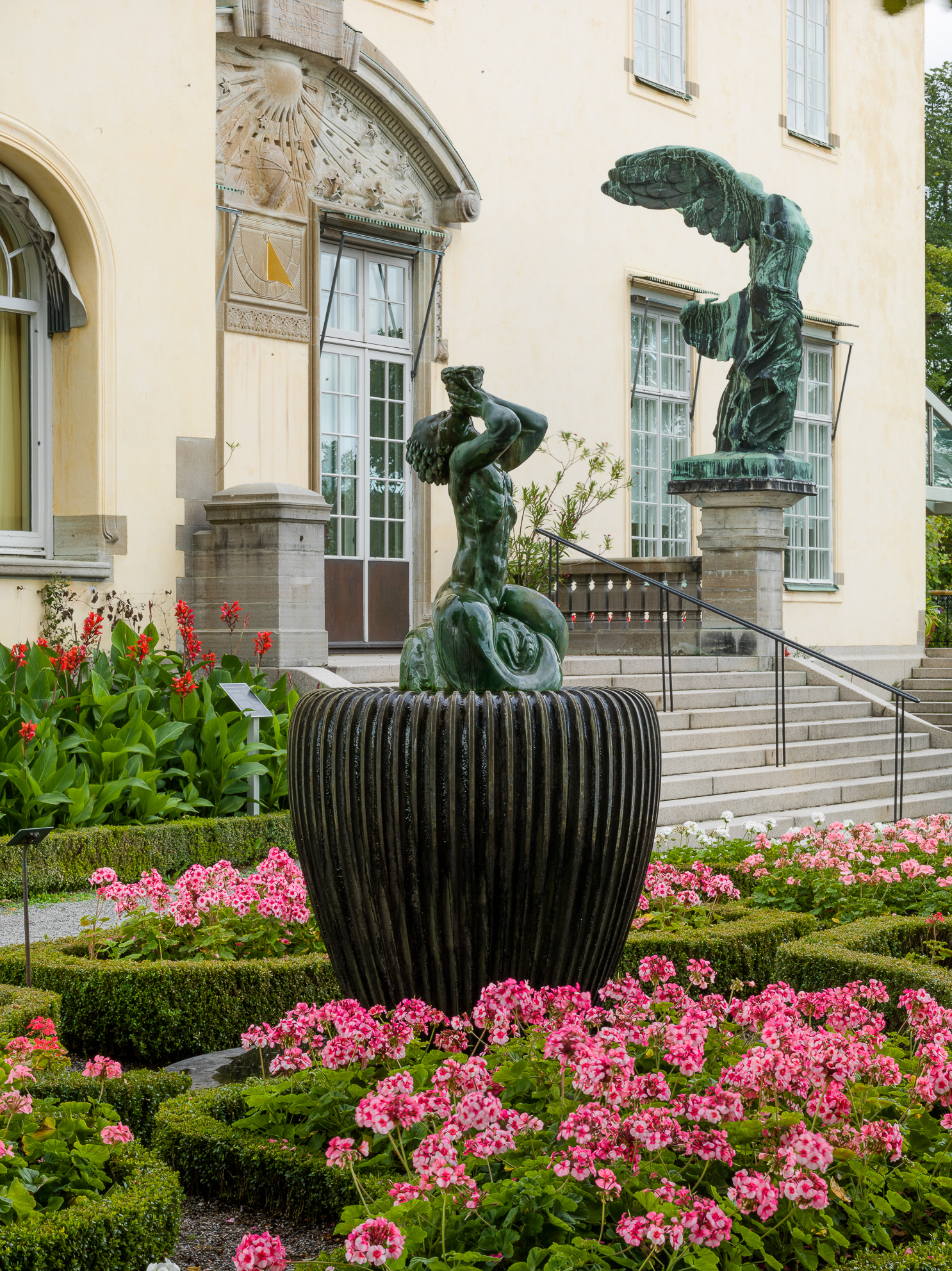 https://www.welma.se/wp-content/uploads/2022/05/Sodra-slottsfasaden-med-Carl-Milles-skulptur-Triton-och-Nike-fran-Samothrake-i-bakgrunden-Foto-©-Yanan-Li.jpg